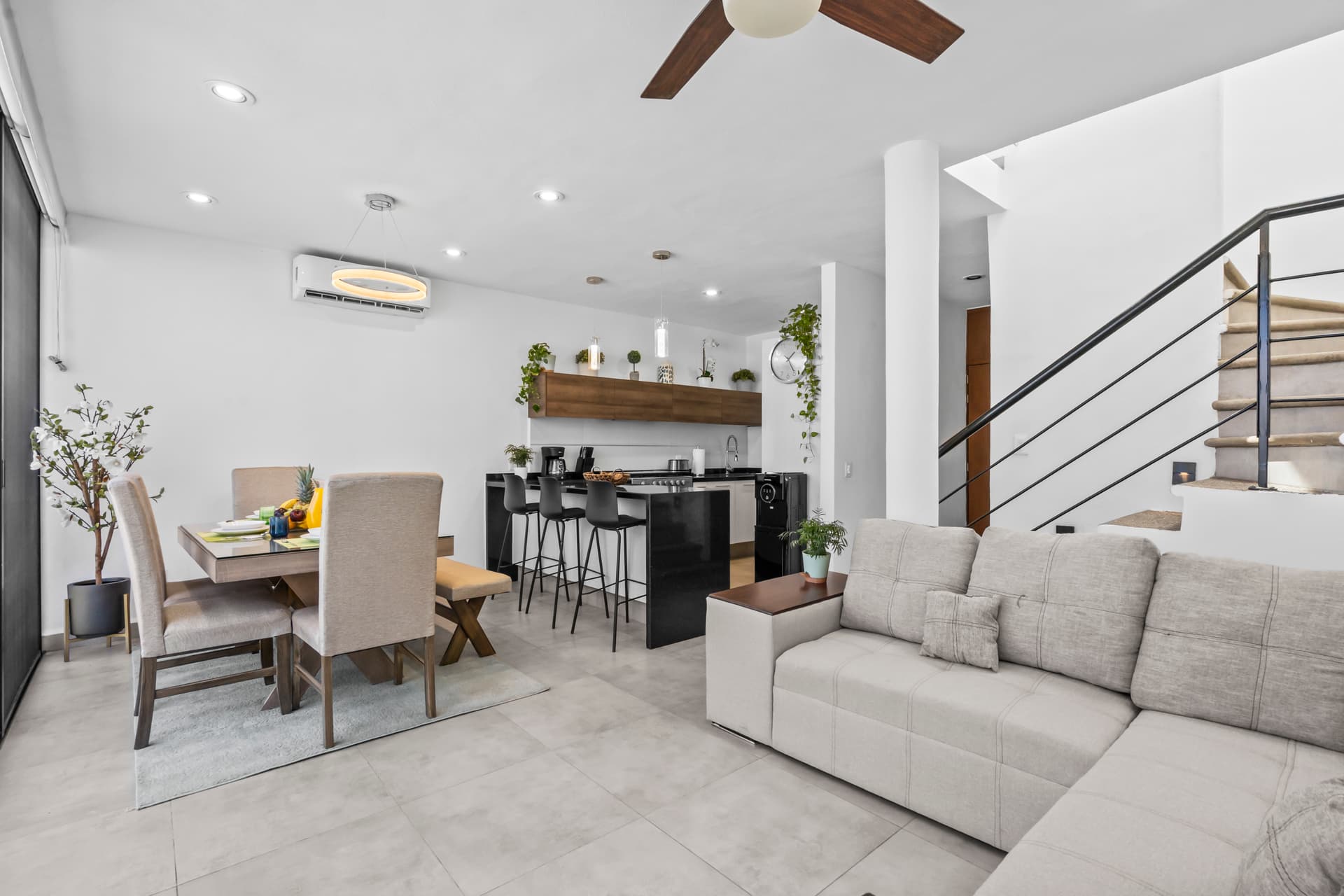 Sala, comedor, cocina y escaleras integrados de Corales