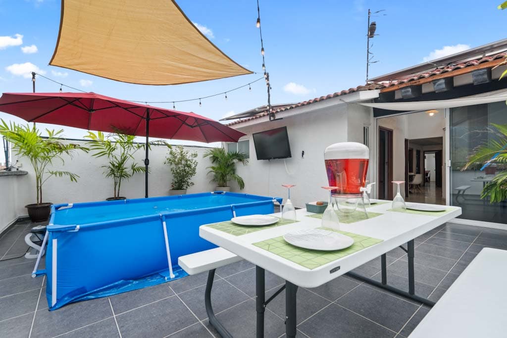 Terraza, comedor exterior y alberca privada tipo plunge pool de Aralias