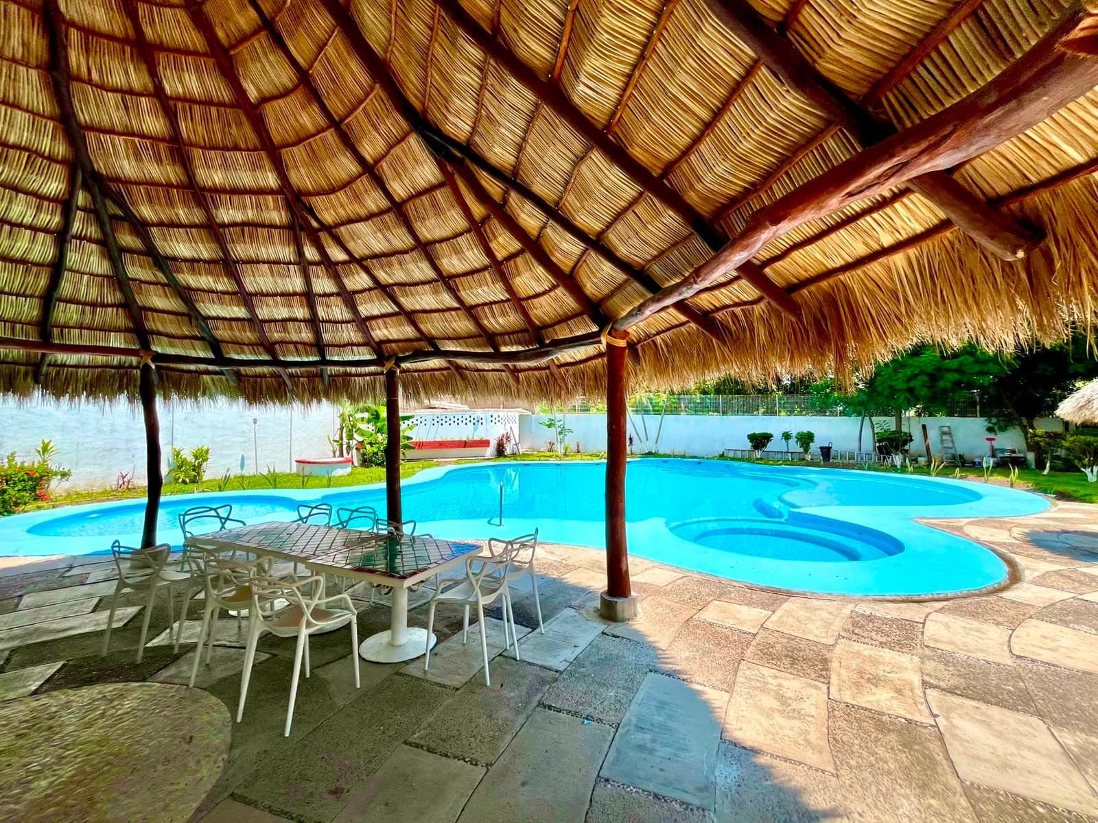Vista desde la palapa hacia la alberca común de Mangos