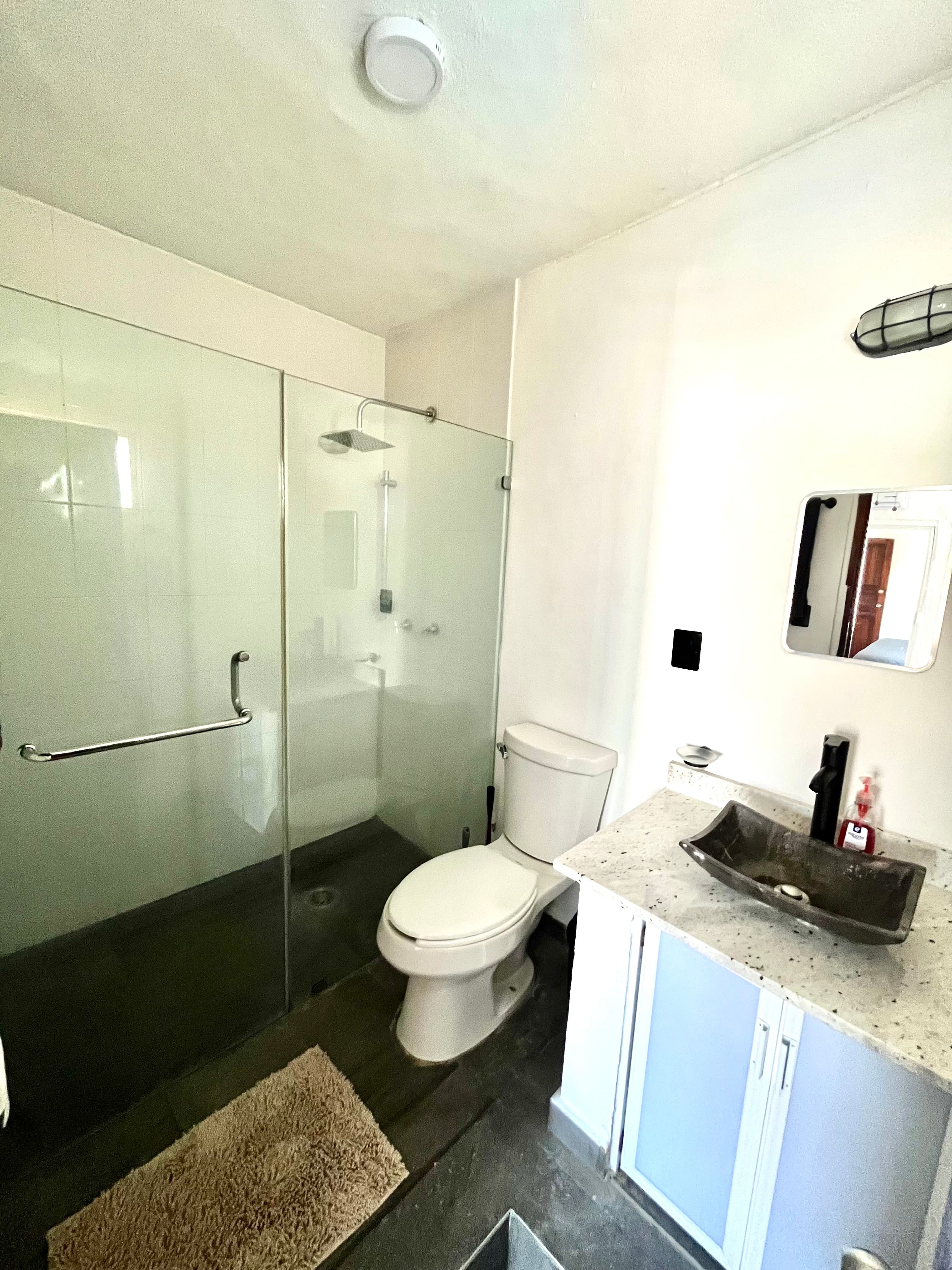 Segundo baño completo de Mangos con regadera de Mangos