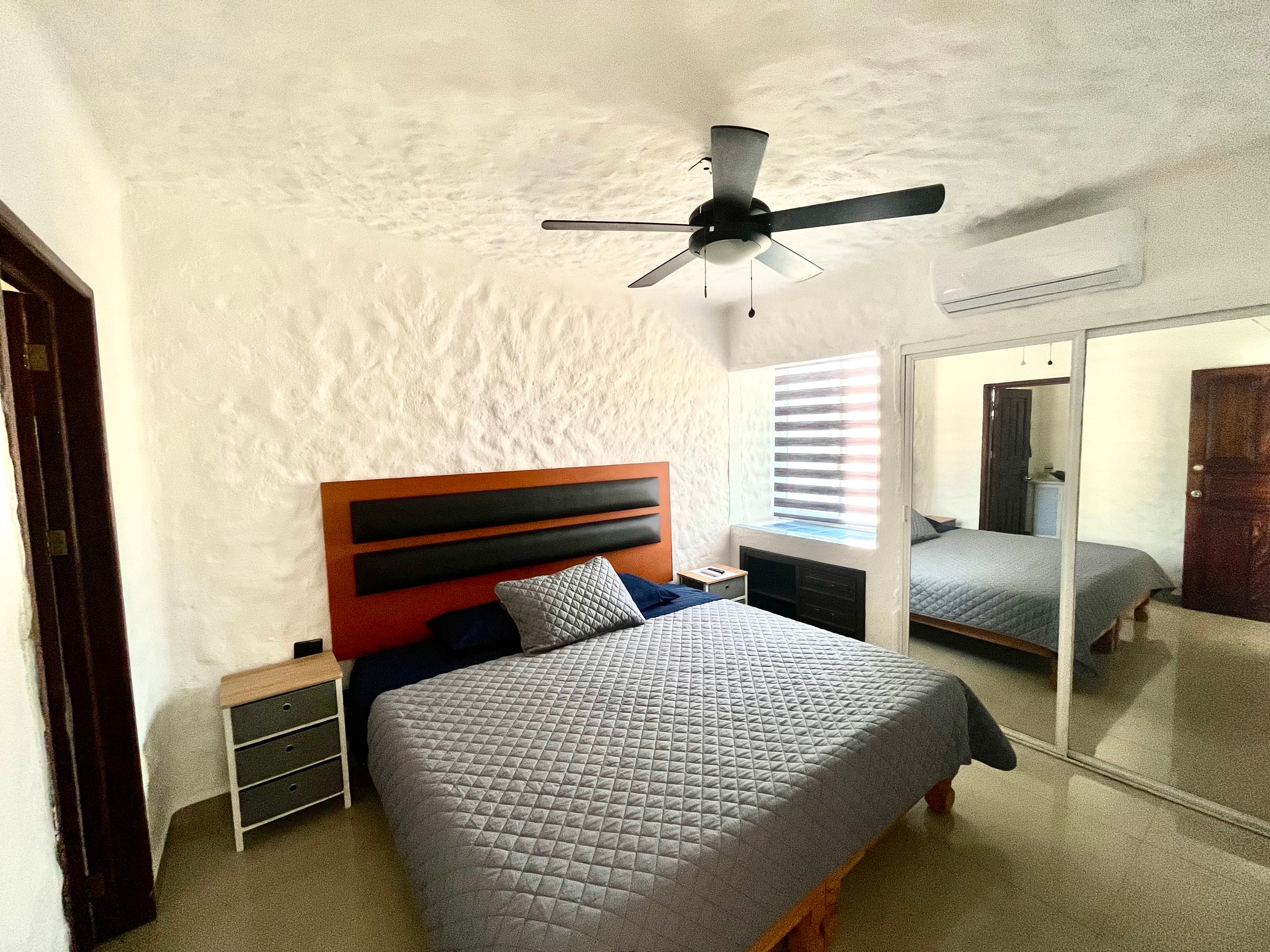 Recámara principal con cama King y baño privado de Mangos