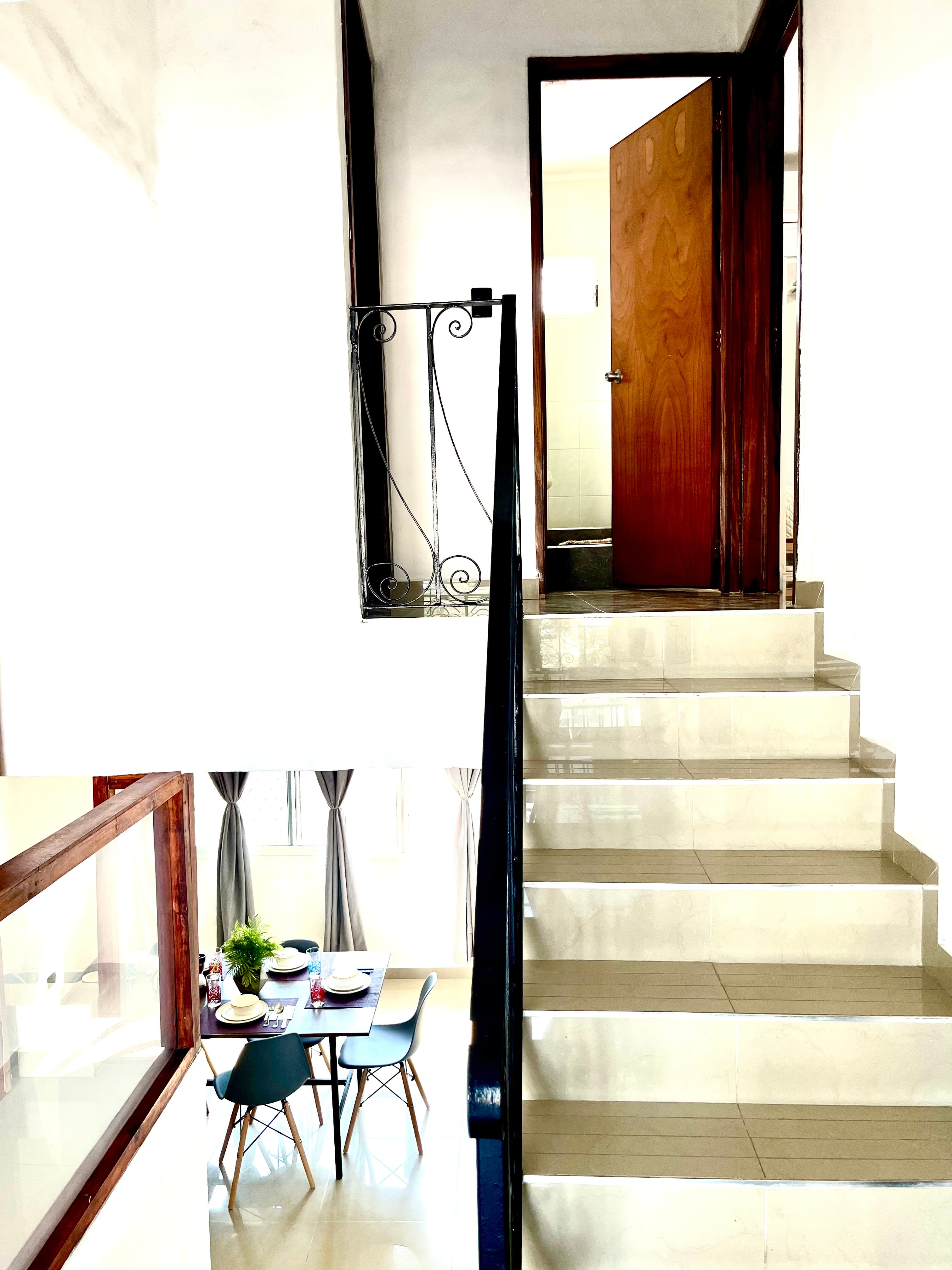 Escaleras interiores que conectan los niveles de la residencia de Mangos