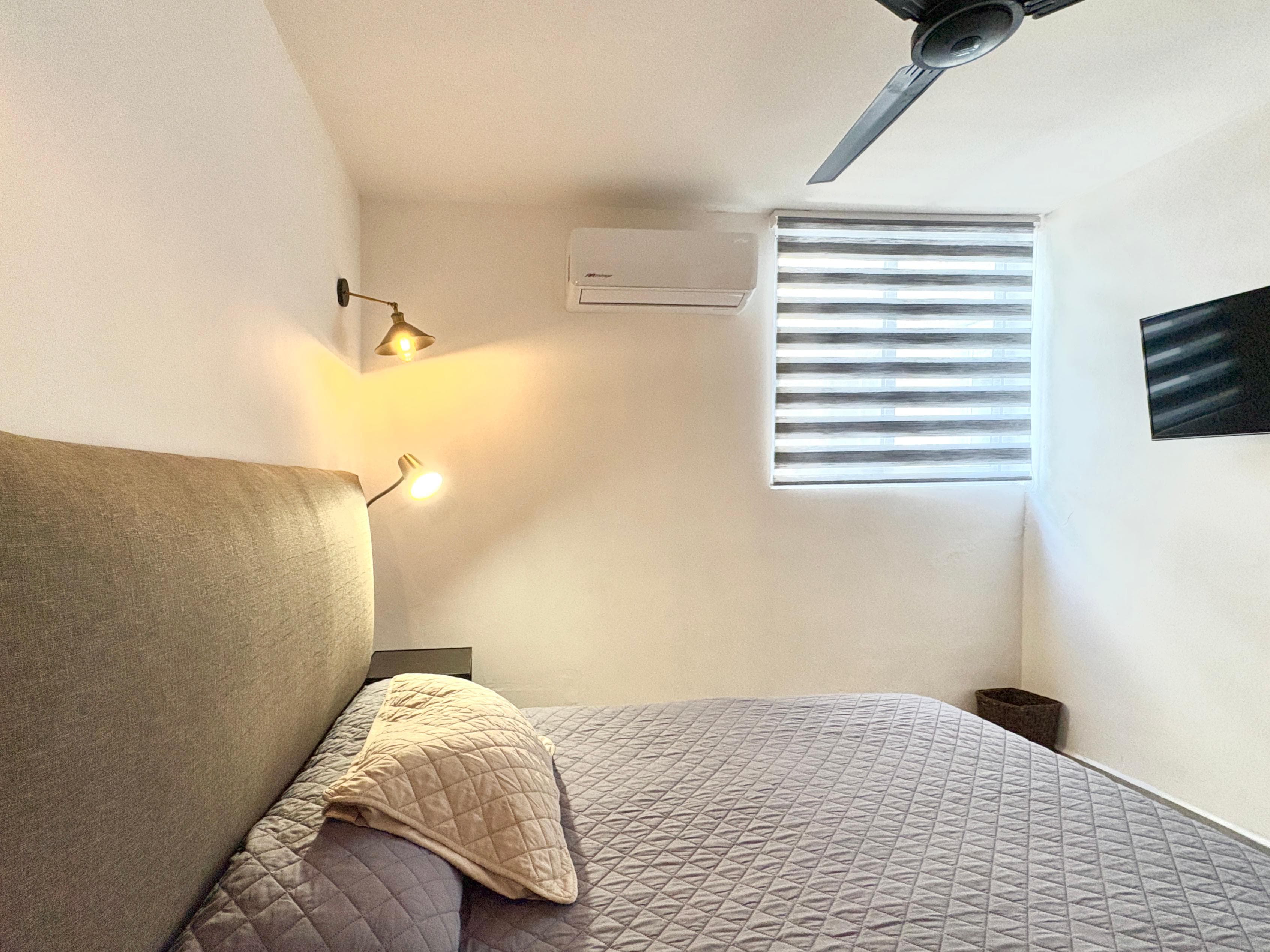 Recámara con ventana, luz natural, aire acondicionado y ventilador de Versalles 828