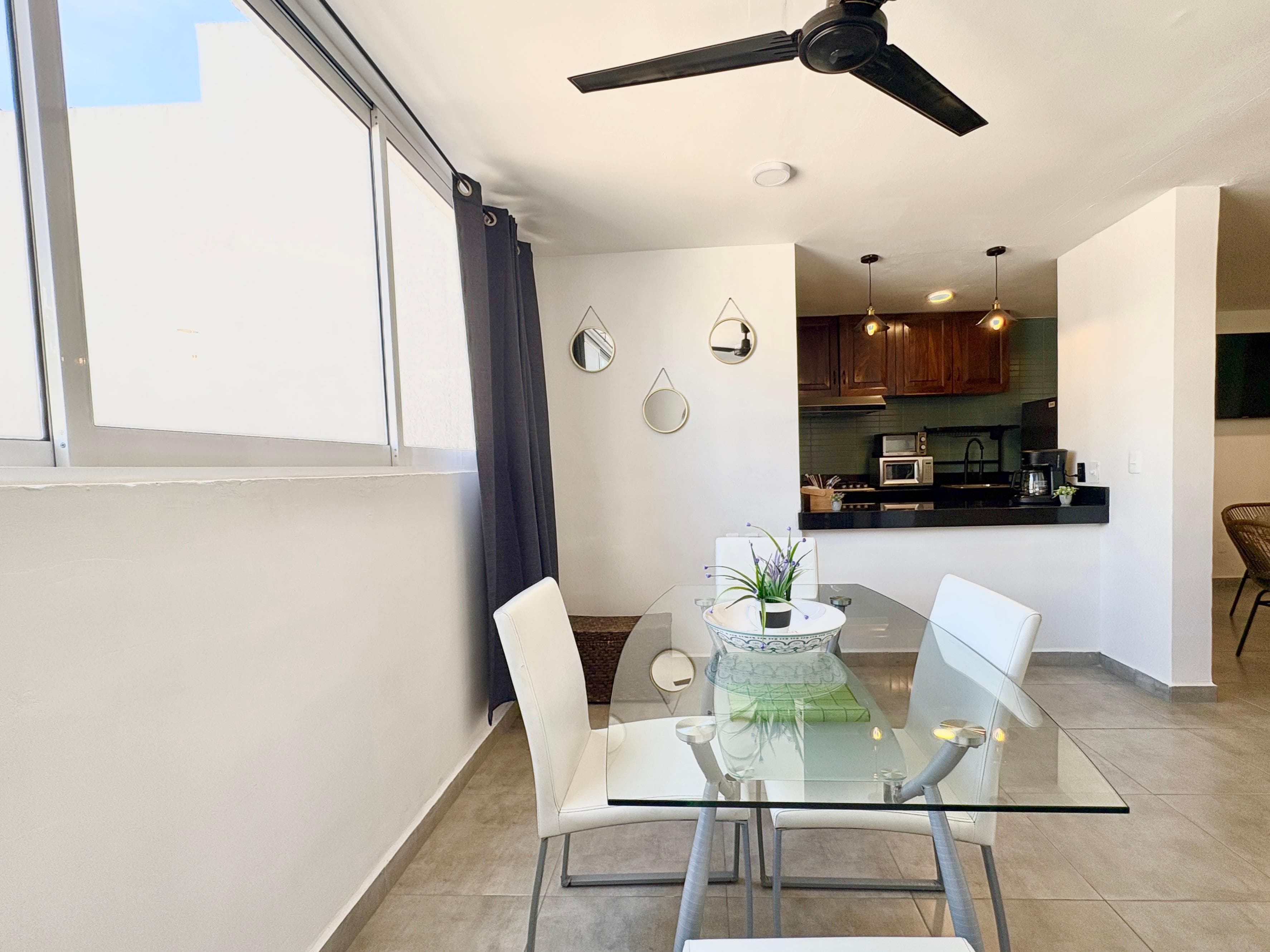 Comedor hacia la cocina con luz natural de Versalles 828